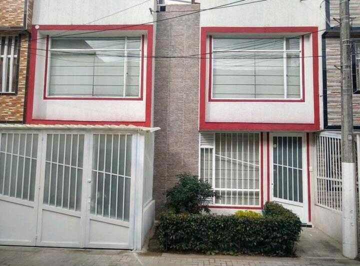 Alojamiento "Como En Casa" Cerca Al Aeropuerto!! Bogota Luaran gambar