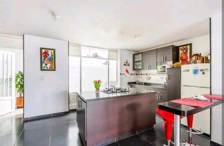 Alojamiento "Como En Casa" Cerca Al Aeropuerto!! Bogota Luaran gambar